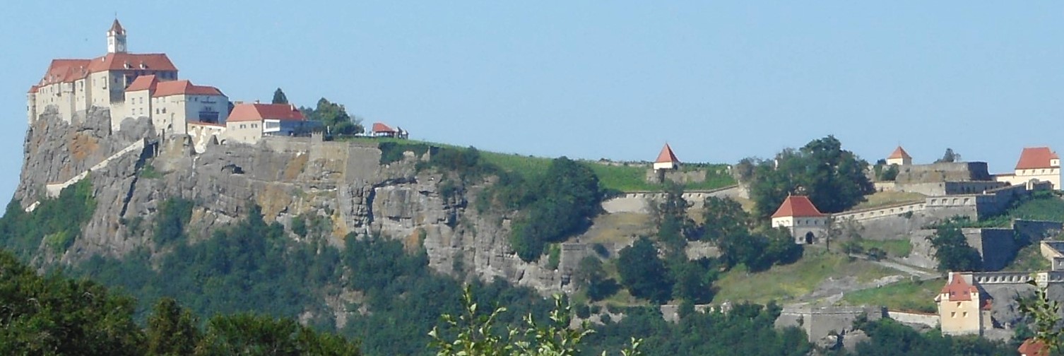Die Riegersburg auf ihrem markanten Basaltfelsen bildet den eindrucksvollen Auftakt unserer Wohnmobiltour durch das Vulkanland Steiermark.